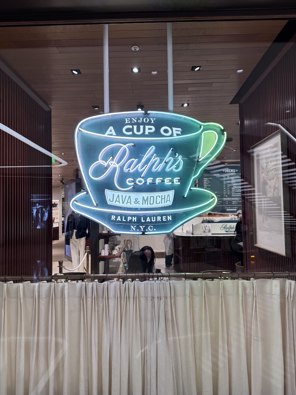 Het logo van Ralph Lauren nodigt uit om een kop koffie te drinken